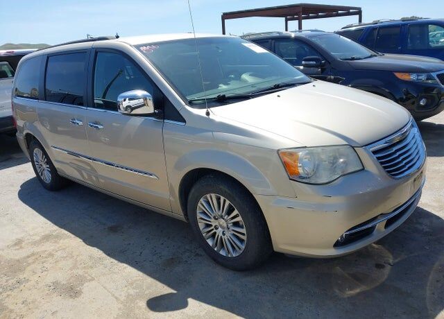 2014 CHRYSLER Town and Country