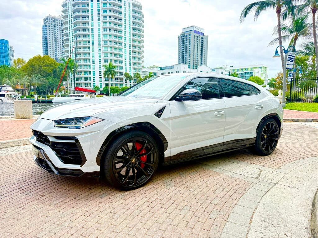 2022 LAMBORGHINI URUS