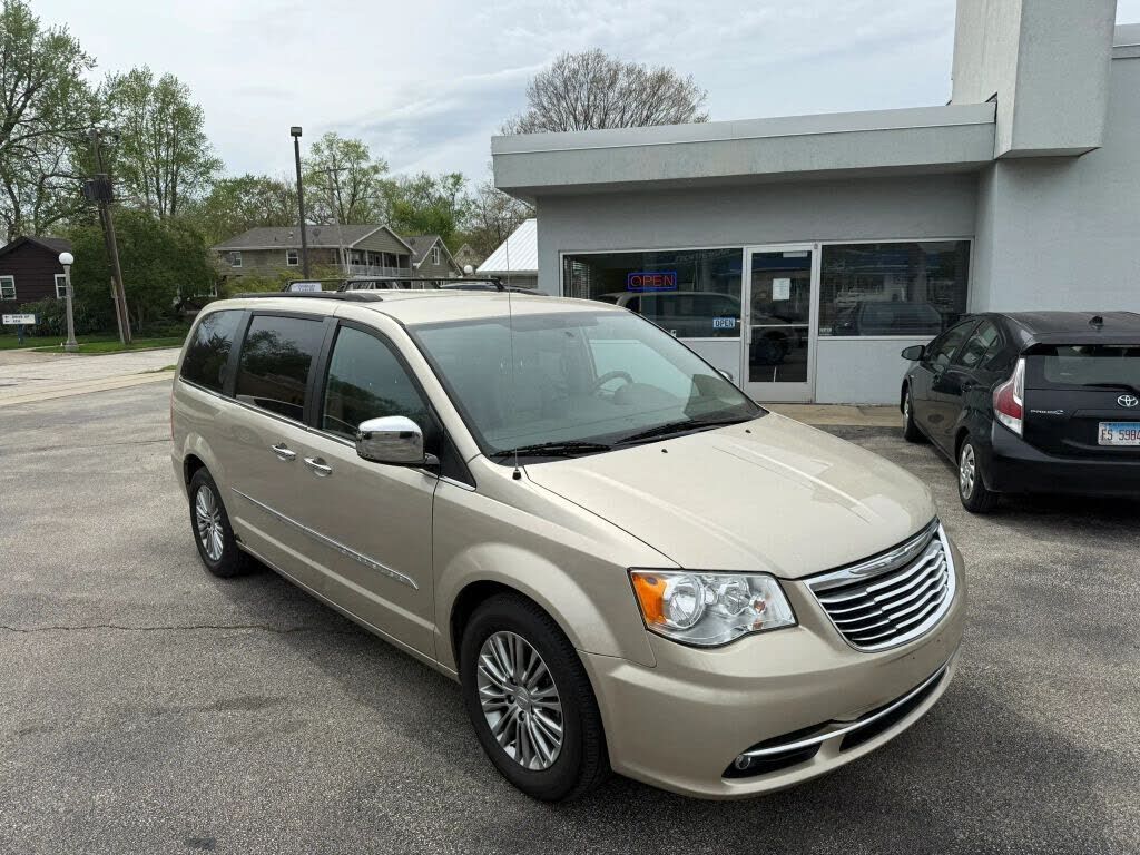 2013 CHRYSLER Town and Country