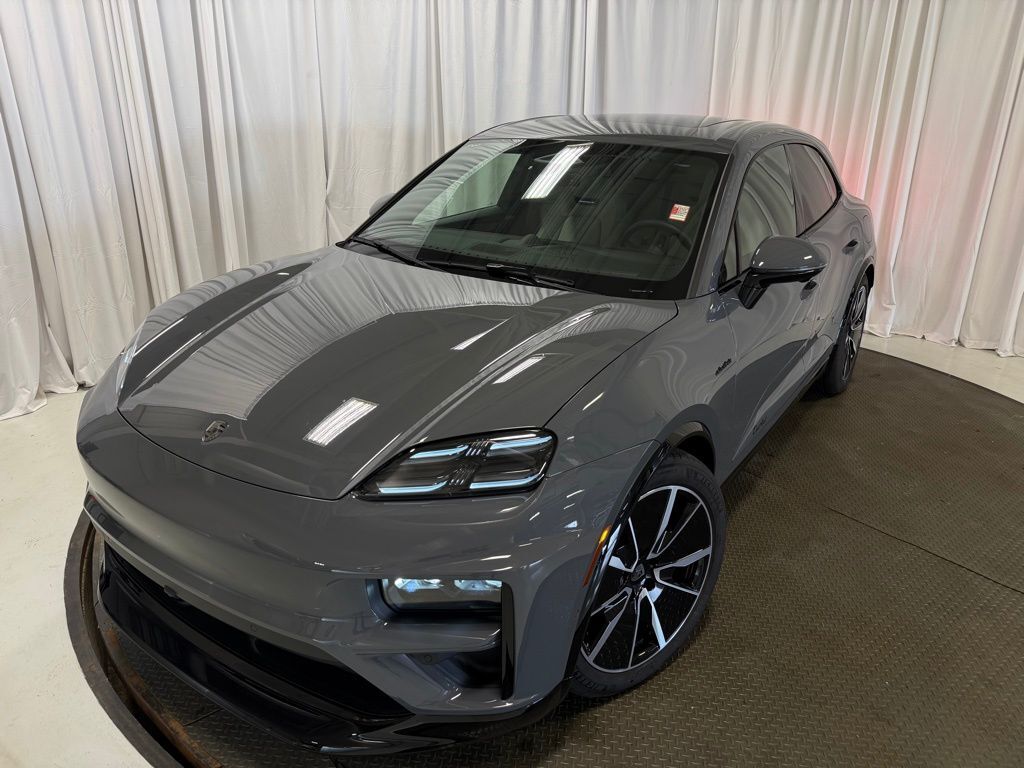 2025 PORSCHE Macan