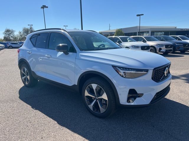 2026 VOLVO XC40