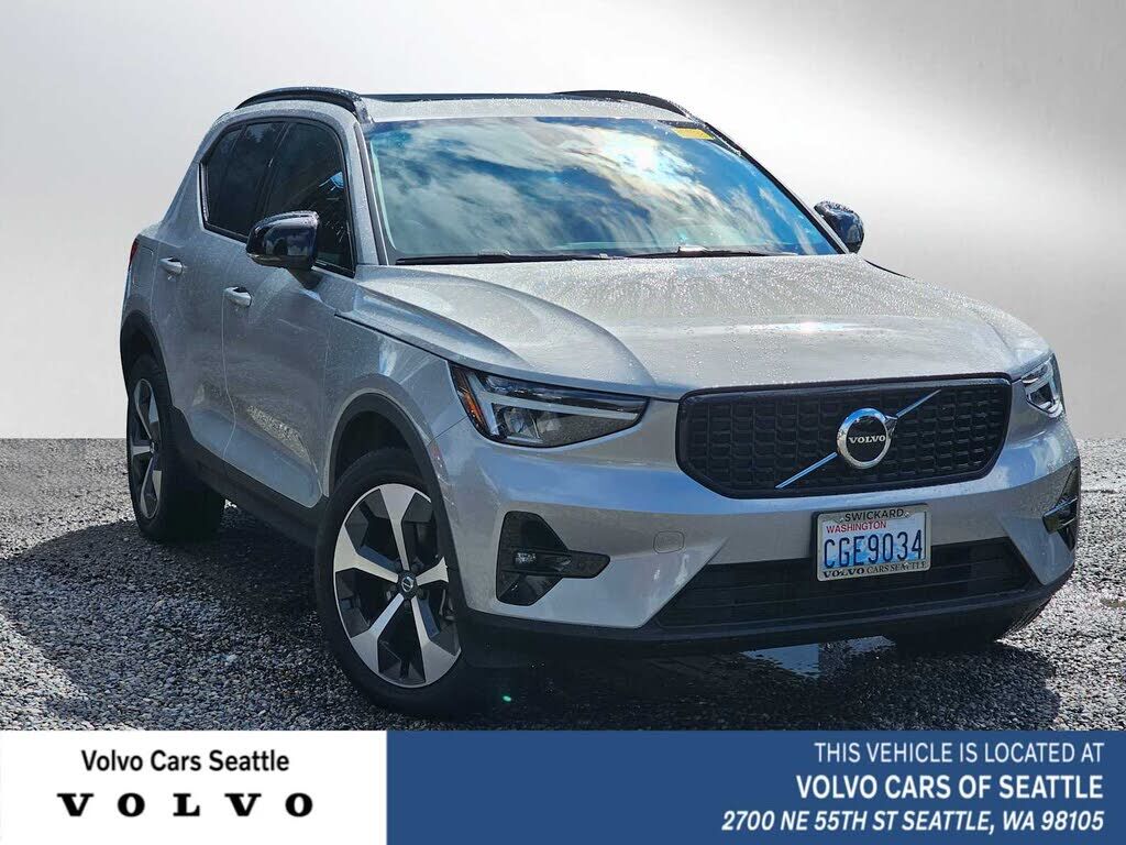 2023 VOLVO XC40