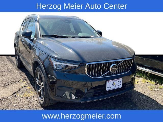 2025 VOLVO XC40