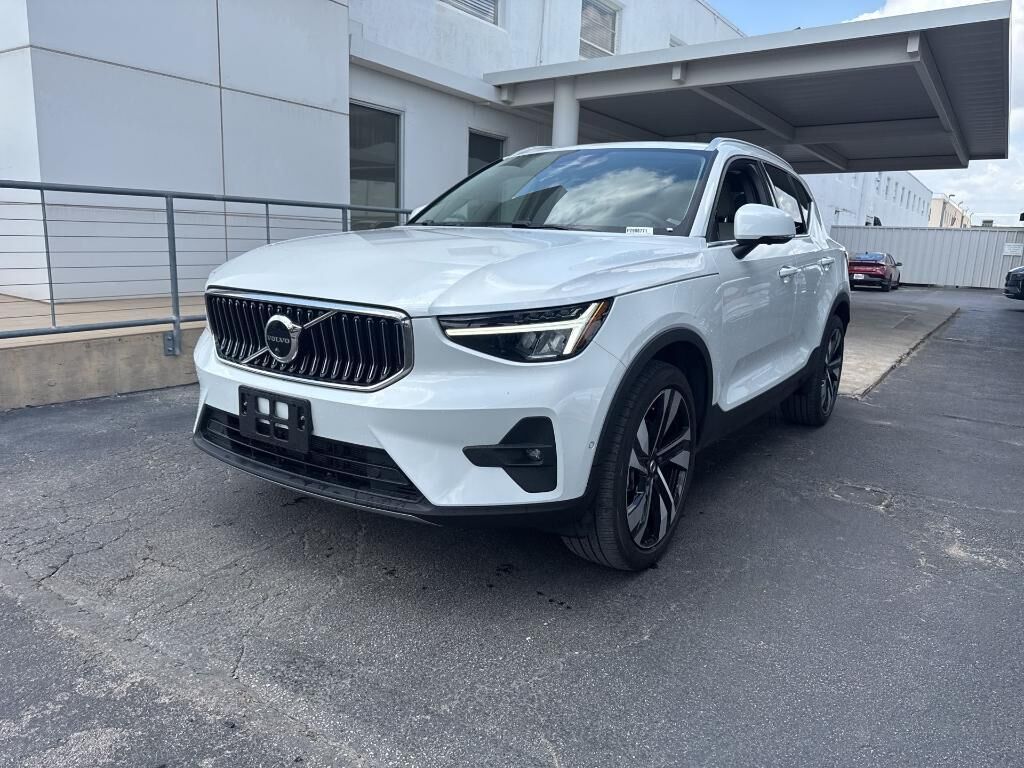 2023 VOLVO XC40