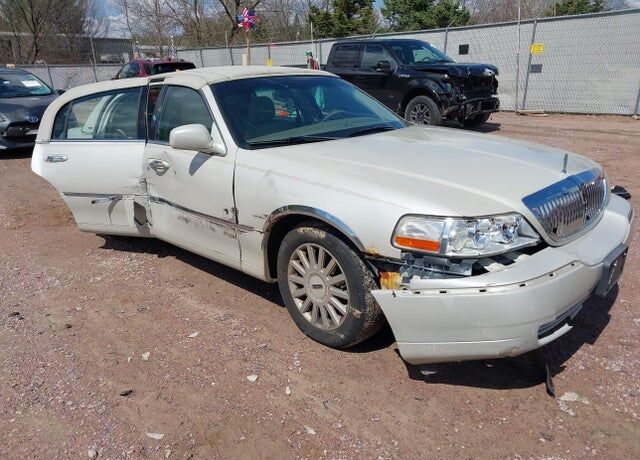 2005 LINCOLN Town Car
