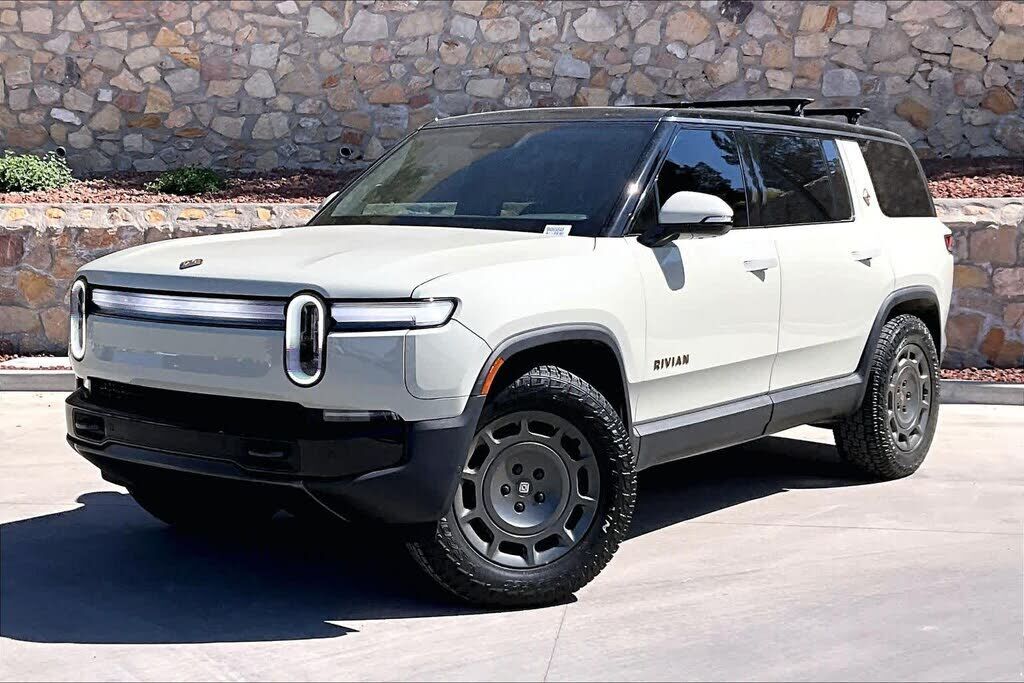 2025 RIVIAN R1S