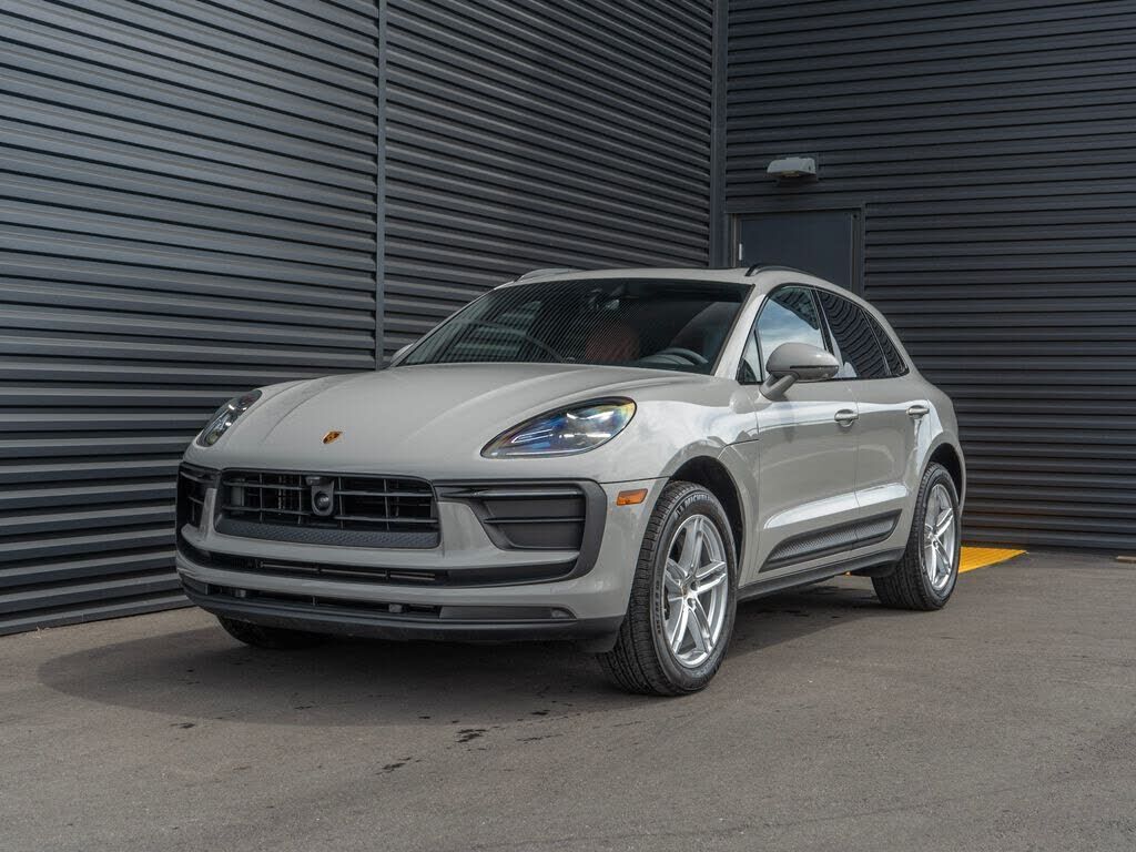 2025 PORSCHE Macan