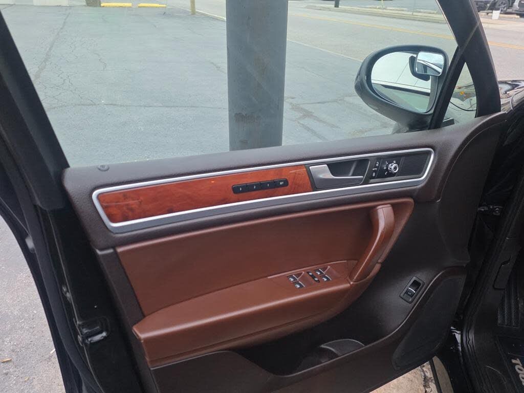 2013 VOLKSWAGEN Touareg