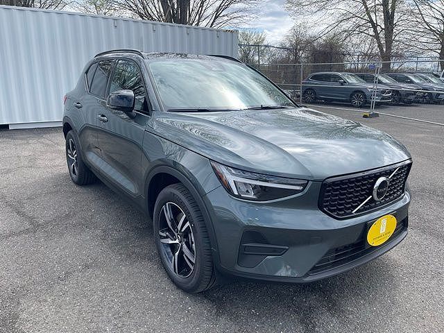 2026 VOLVO XC40