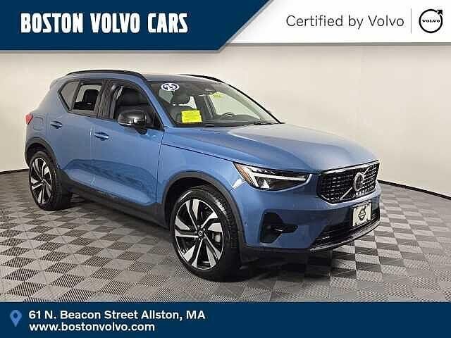 2023 VOLVO XC40