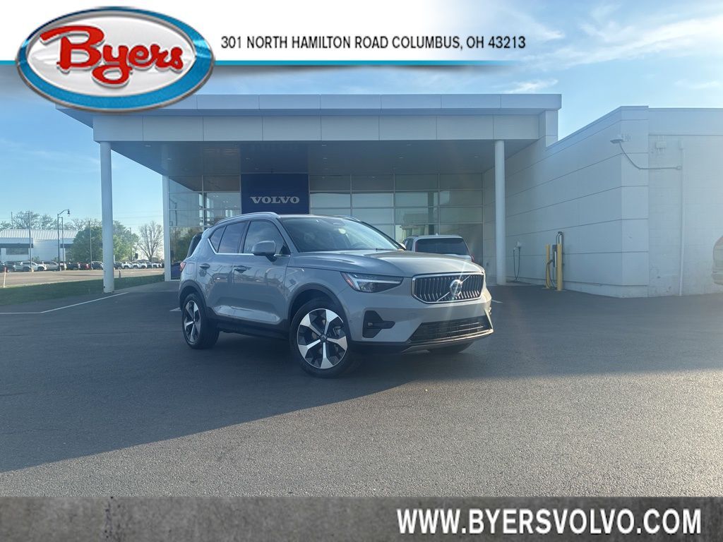 2025 VOLVO XC40