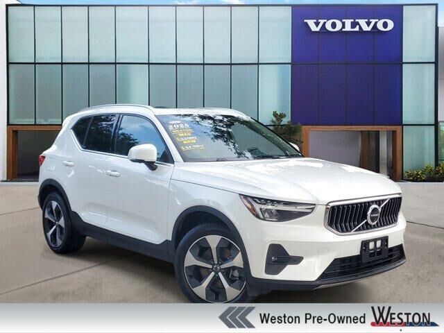 2025 VOLVO XC40