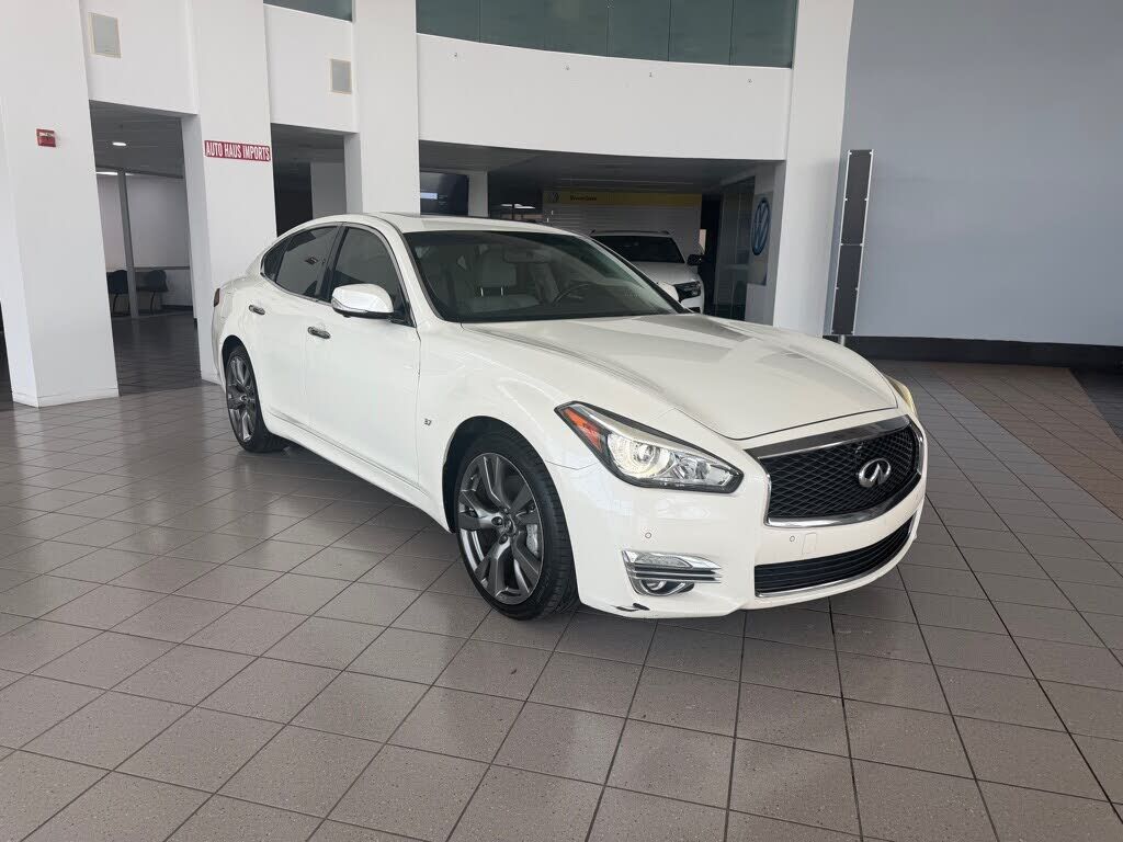 2016 INFINITI Q70
