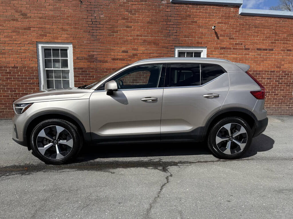 2024 VOLVO XC40