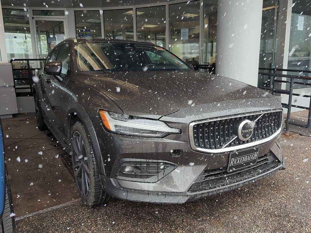 2025 VOLVO V60CC