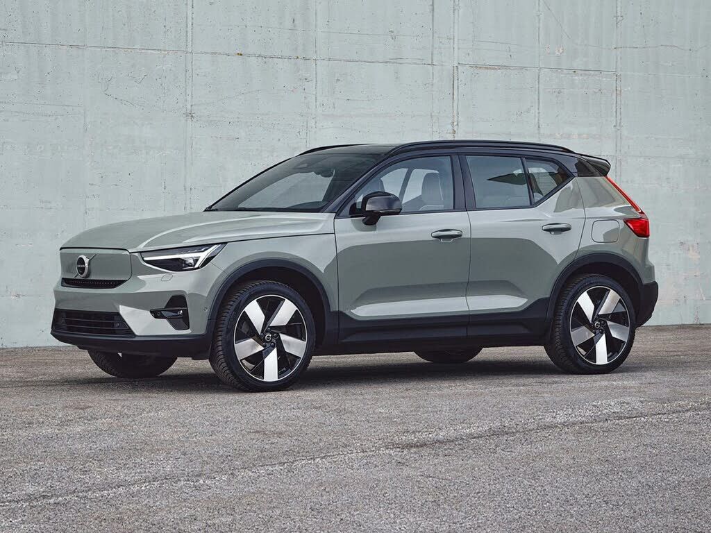 2023 VOLVO XC40