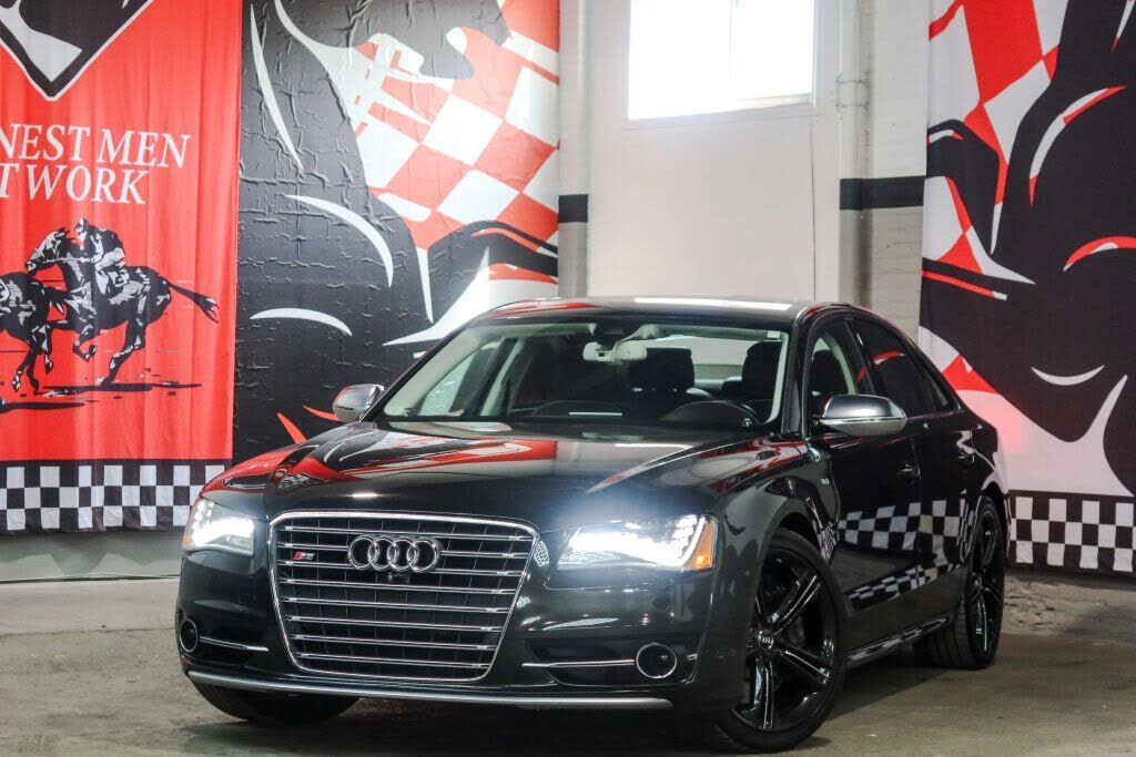 2013 AUDI S8