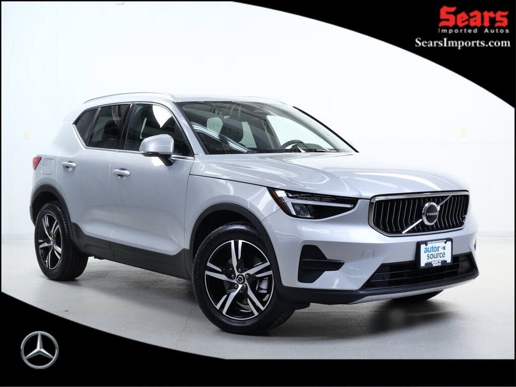 2025 VOLVO XC40