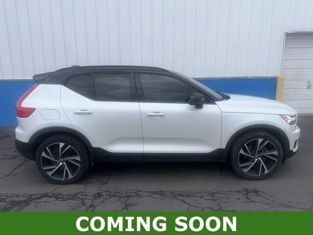 2021 VOLVO XC40