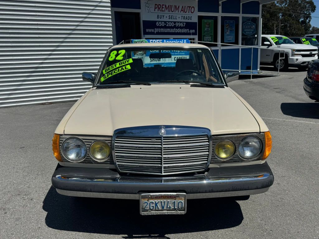 1982 MERCEDES-BENZ 240