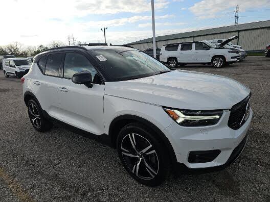2022 VOLVO XC40