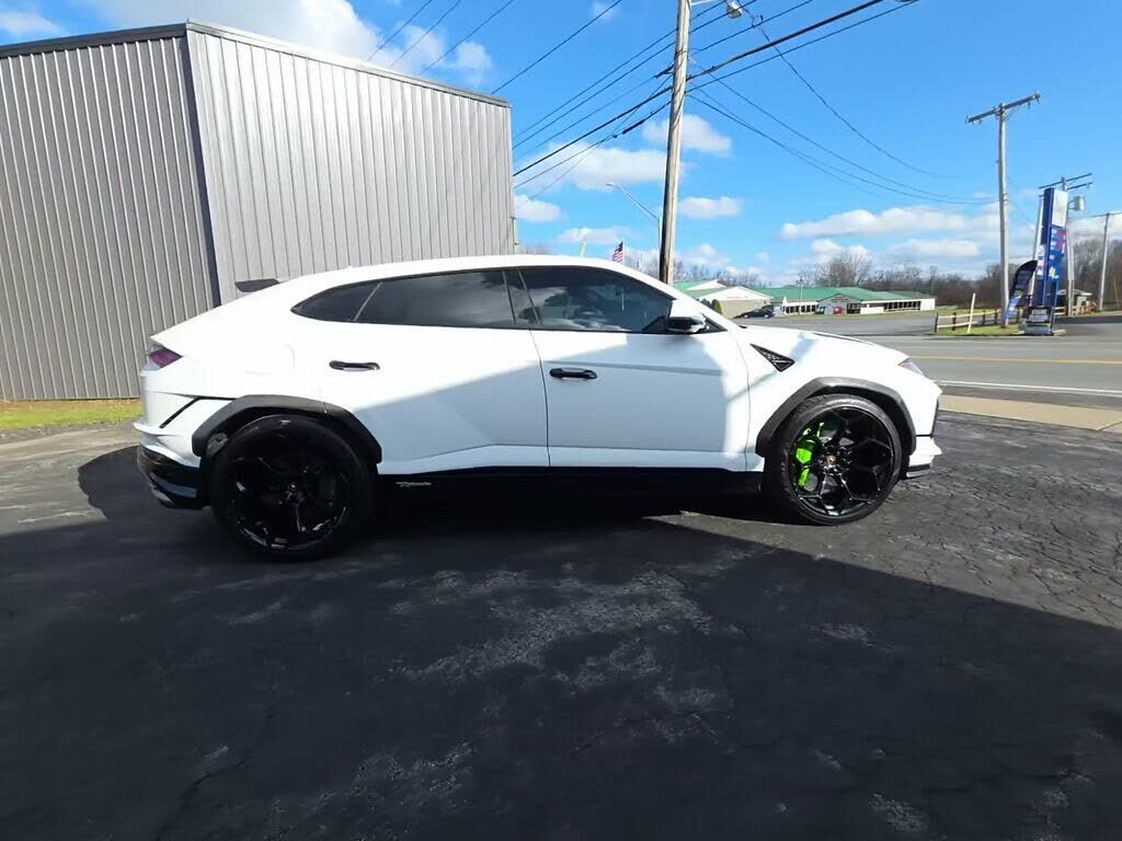2024 LAMBORGHINI URUS