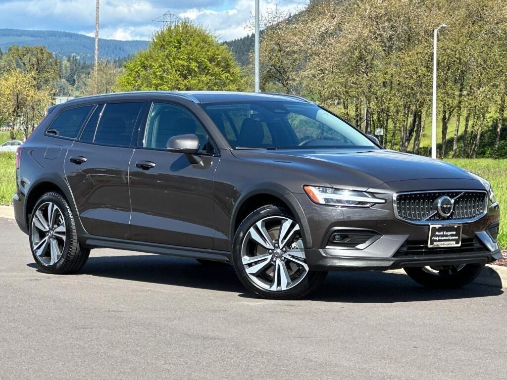 2025 VOLVO V60CC