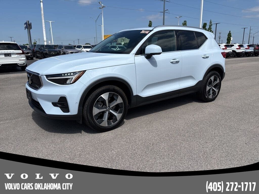 2025 VOLVO XC40