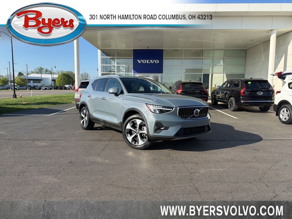 2023 VOLVO XC40