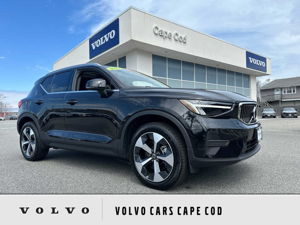 2025 VOLVO XC40