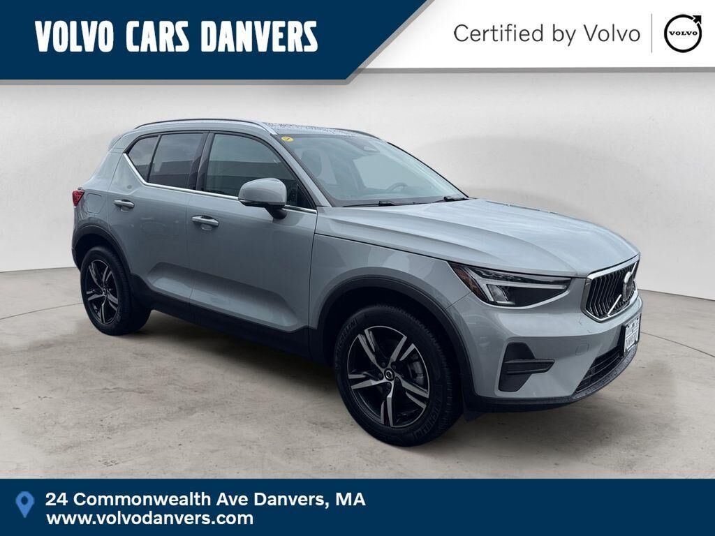 2025 VOLVO XC40