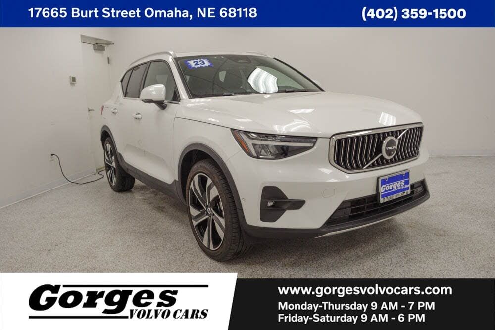 2023 VOLVO XC40