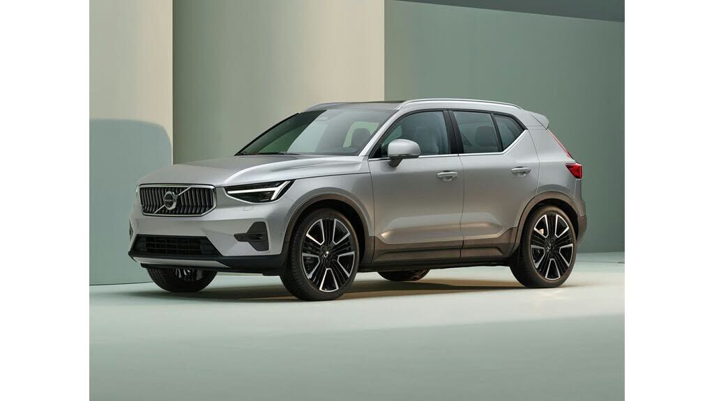2023 VOLVO XC40