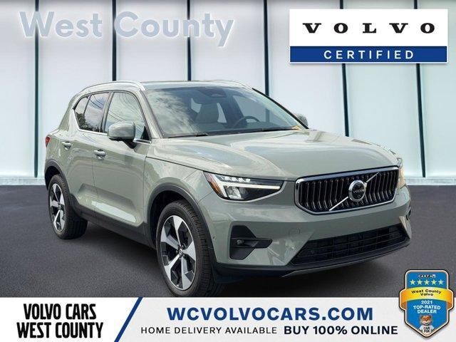 2025 VOLVO XC40