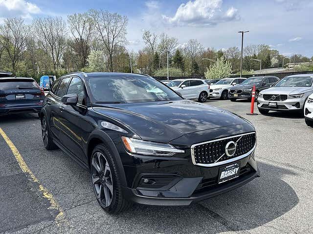 2025 VOLVO V60CC