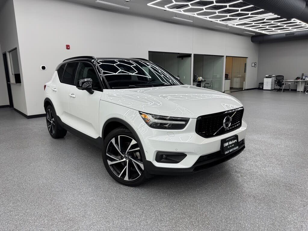 2020 VOLVO XC40