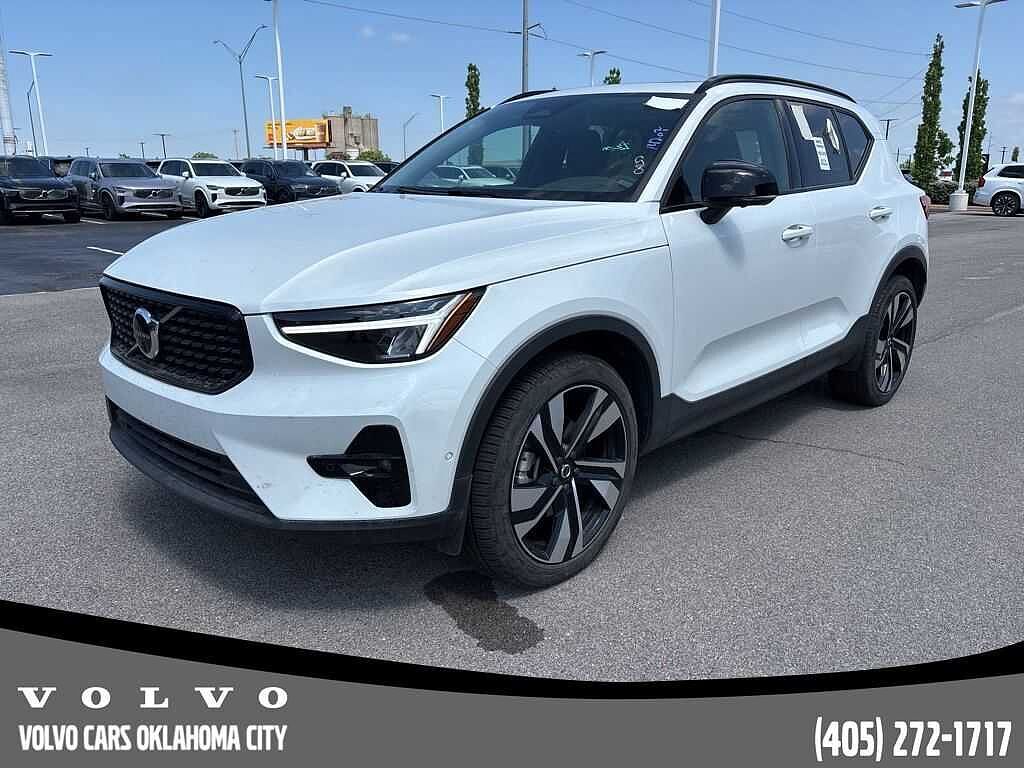 2025 VOLVO XC40