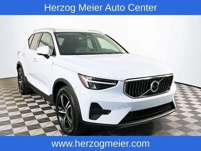 2025 VOLVO XC40