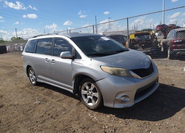 2011 TOYOTA Sienna