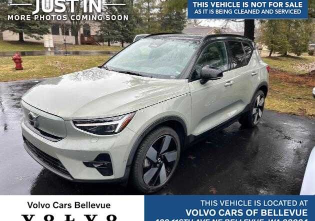 2023 VOLVO XC40