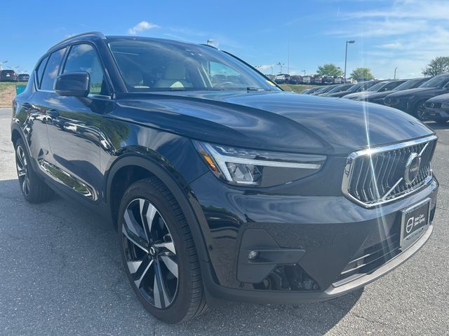 2023 VOLVO XC40