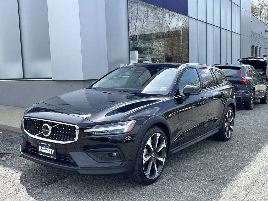 2025 VOLVO V60CC