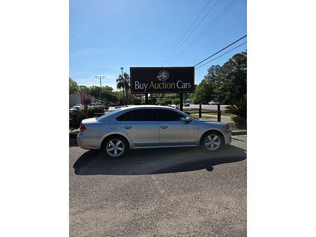 2013 VOLKSWAGEN Passat