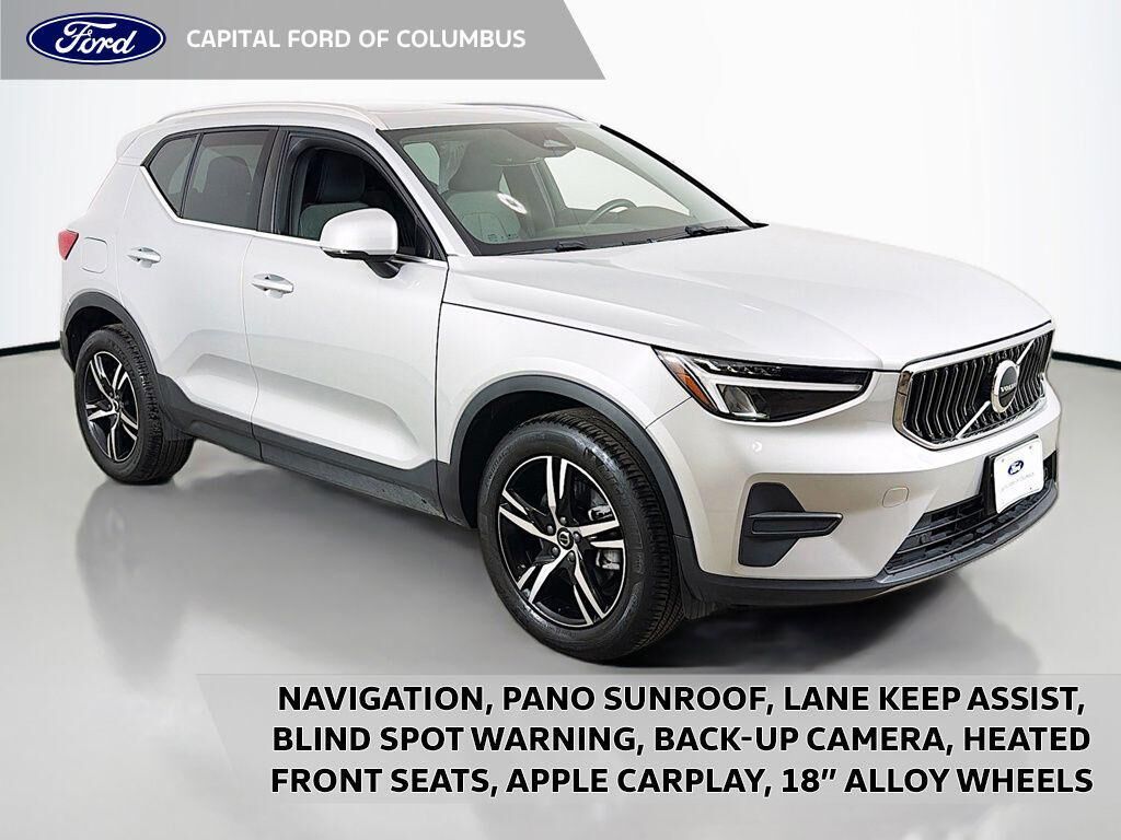 2025 VOLVO XC40