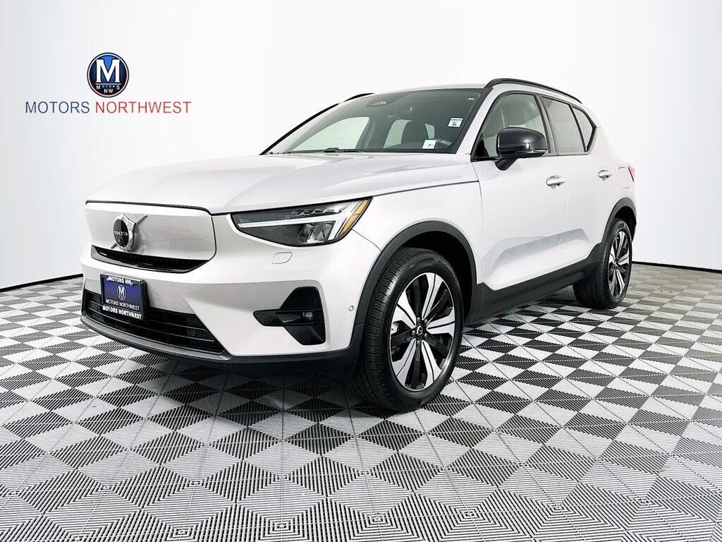 2023 VOLVO XC40