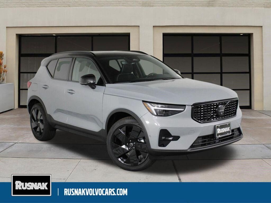 2026 VOLVO XC40