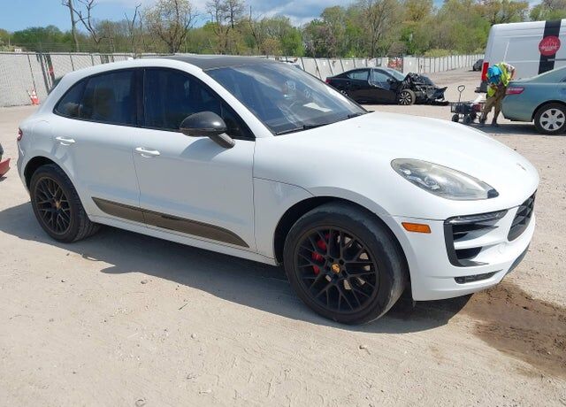 2017 PORSCHE Macan