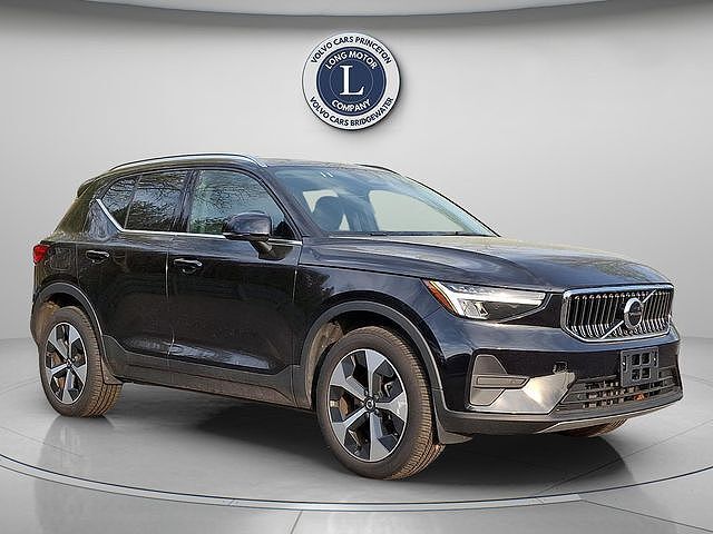 2025 VOLVO XC40