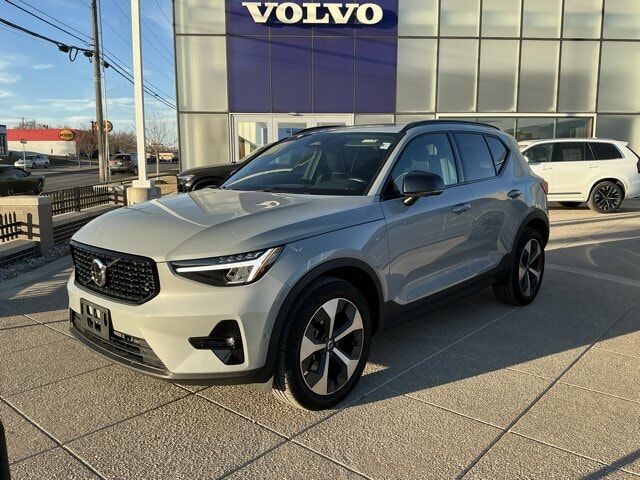 2025 VOLVO XC40