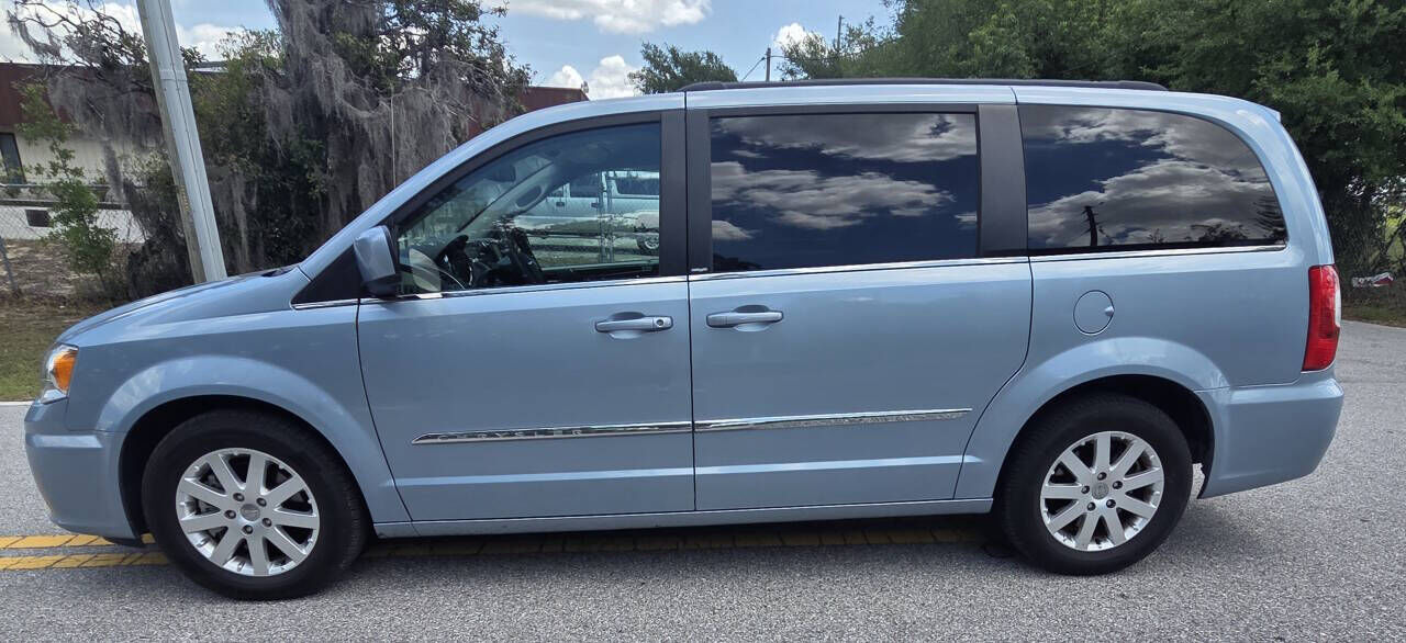 2013 CHRYSLER Town and Country